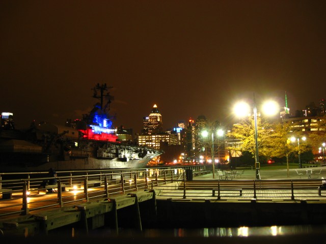 USS Intrepid beleuchtet
