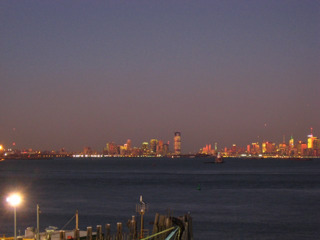 Lower Manhattan Skyline von der Fähre aus kurz vor dem Ablegen
