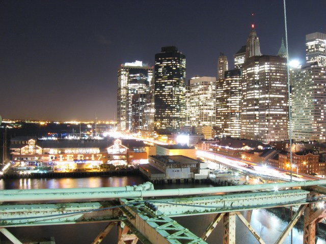 Pier 17 und Lower Manhattan Skyscrapers von der Brooklyn Bridge aus