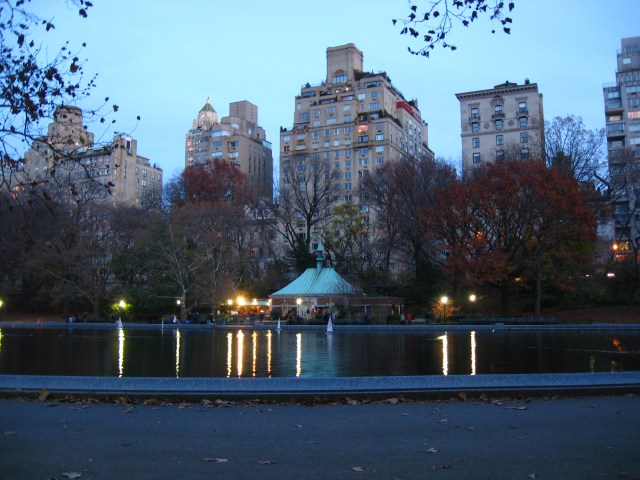 Ferngesteuerte Segelboote auf einem Teich im Central Park
