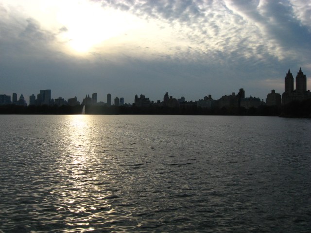 Skyline mit Reservoir im Vordergrund