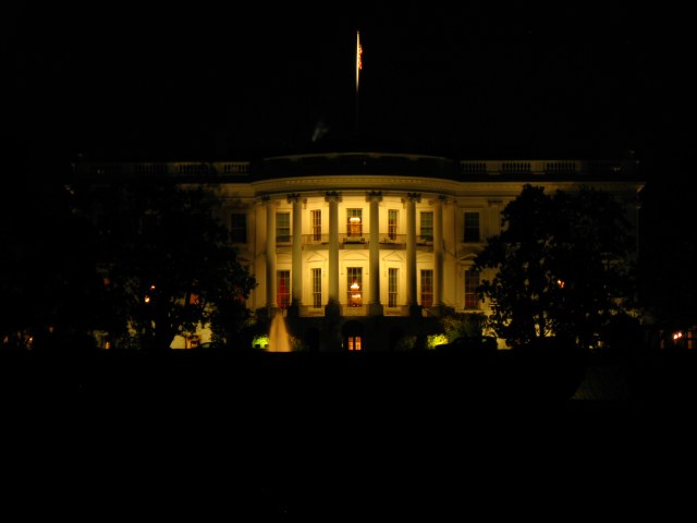 Das weisse Haus bei Dunkelheit