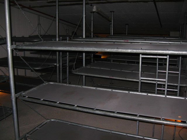 Pritschen im Atomschutzbunker unter dem Ku'Damm Carée