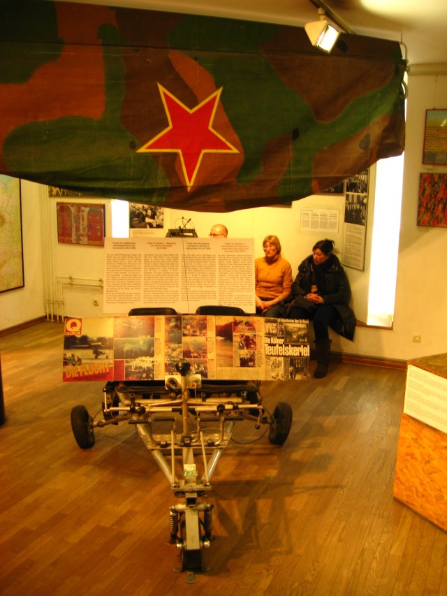 Ultraleichtflugzeug im Haus am Checkpoint Charly