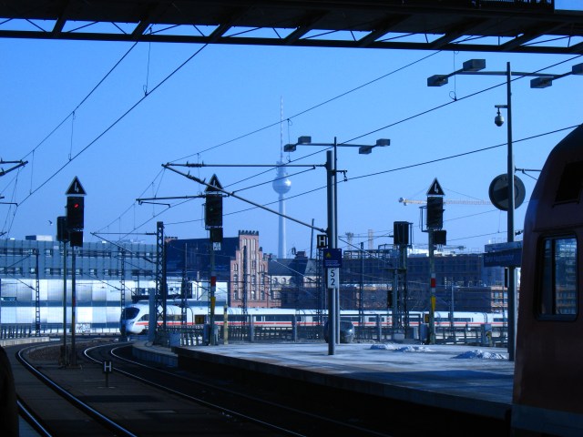 Berliner Fernsehturm, von Gleis 14 aus gesehen