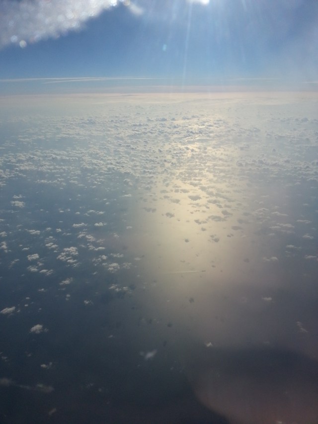 Blick aus dem Flugzeugfenster