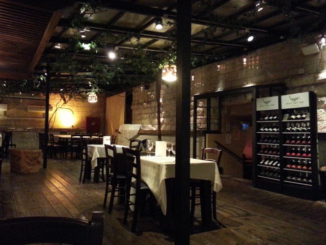 Im Restaurant neben dem Hotel