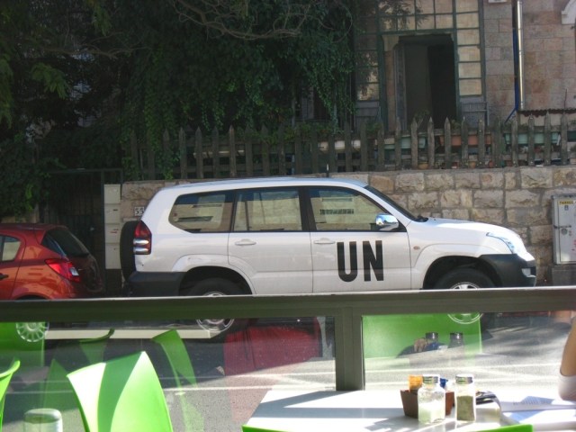 UN-Fahrzeug vor dem "Bagel Bite"