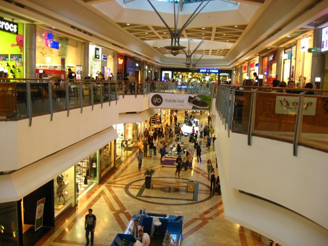 Einkaufszentrum im Azrieli-Komplex