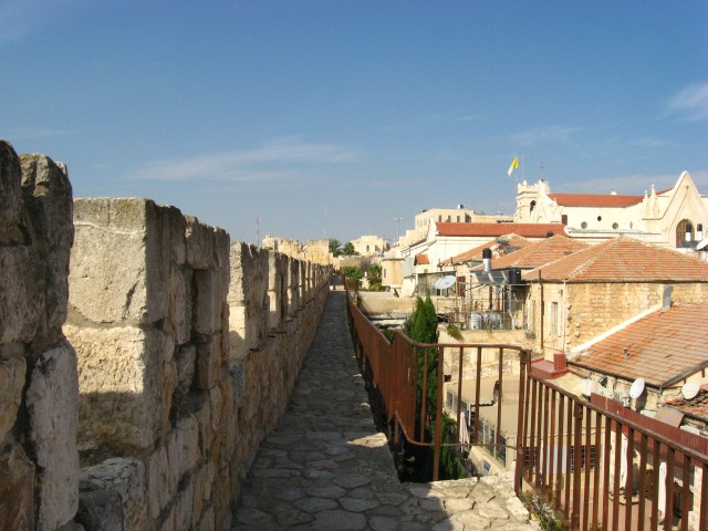 Auf den Stadtmauern der alten Stadt