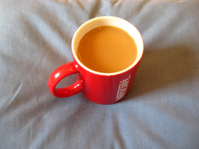 Pipetten-Kaffee mit Heißwasser und Milch