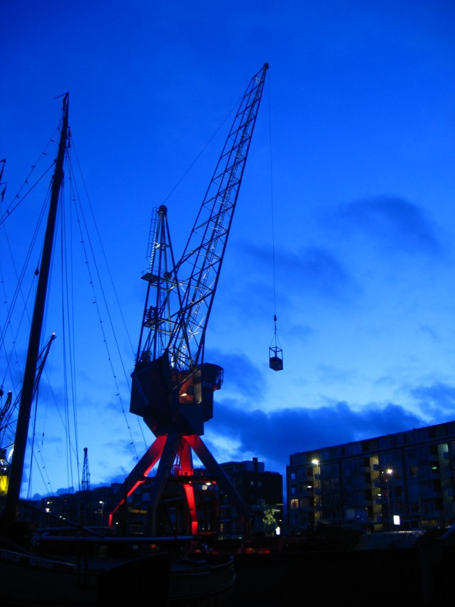 Rot angestrahlter Kran