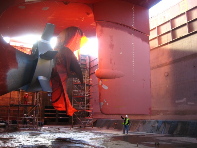 Unter dem Heck der "Santa Clara" im Trockendock. Der Typ unter dem Ruder bin ich.