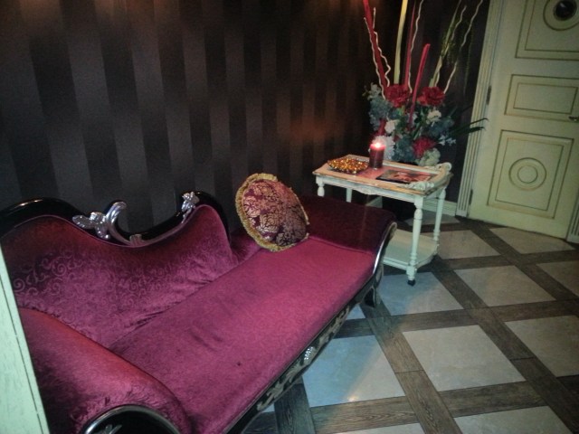 Diwan im "Wartezimmer" der Granat-Tualet