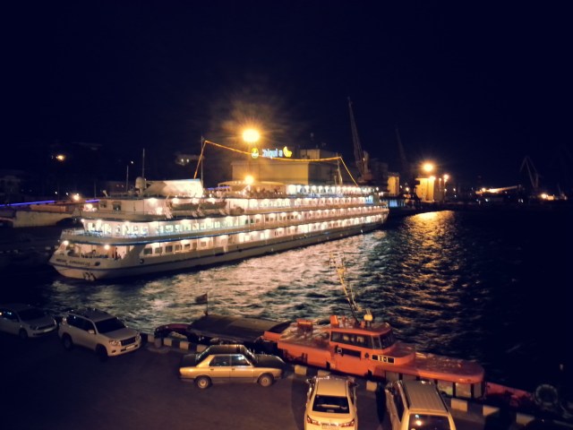 Flusskreuzfahrtschiff bei Nacht