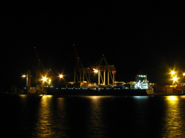 Containerschiff bei Nacht