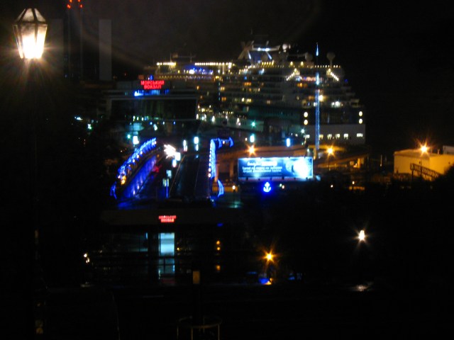 Celebrity Constitution bei Nacht