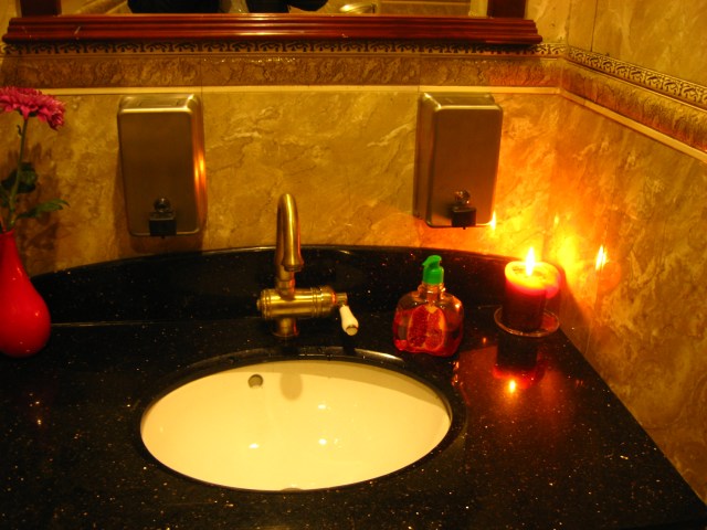 Waschbecken der Granat-Tualet