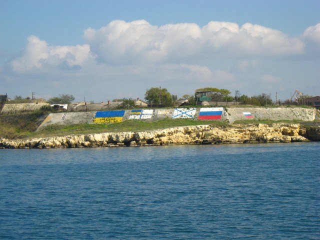 Ukrainische und russische Flaggen