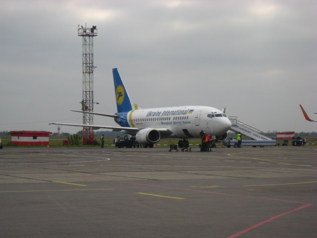 Boeing 737 der Ukraine International - sozusagen der VW-Käfer der Lüfte