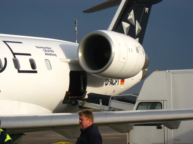 Gepäck wird in die CRJ700 zum FMO verladen