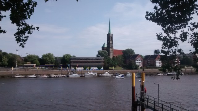 Weserufer mit Blick auf Kulturkirche St. Stephani