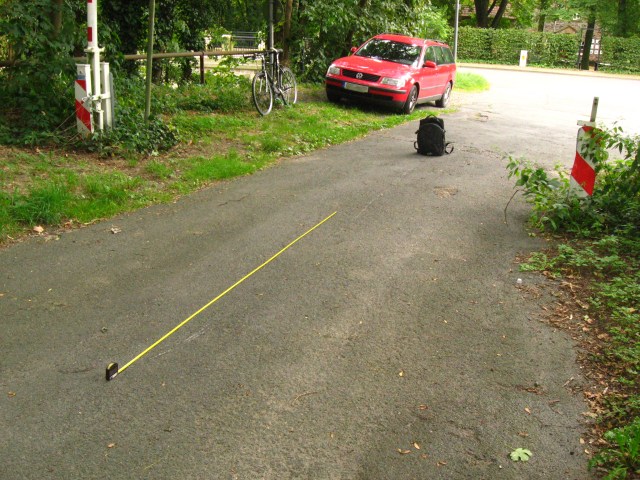 Maßband und Schleifspur