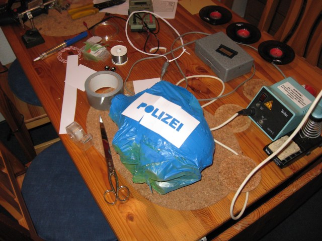 Polizeischriftzug mit Sprühschablone