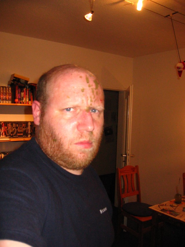 Selfie mit Farbe im Gesicht