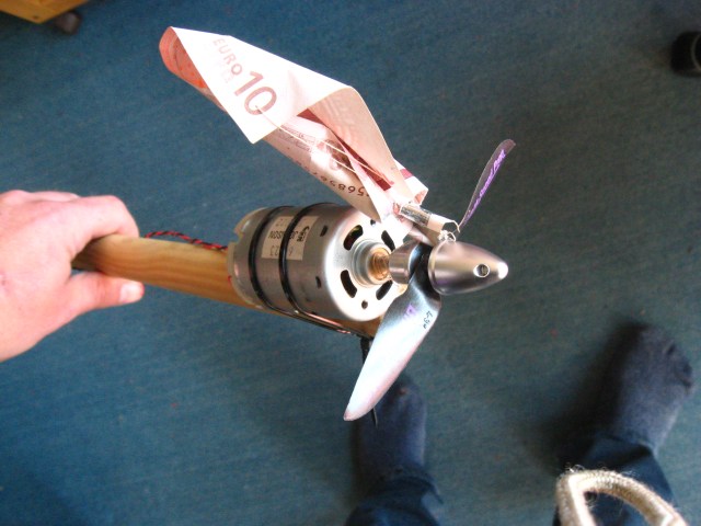 Testlauf Propeller mit Geldschein - schiefgegangen