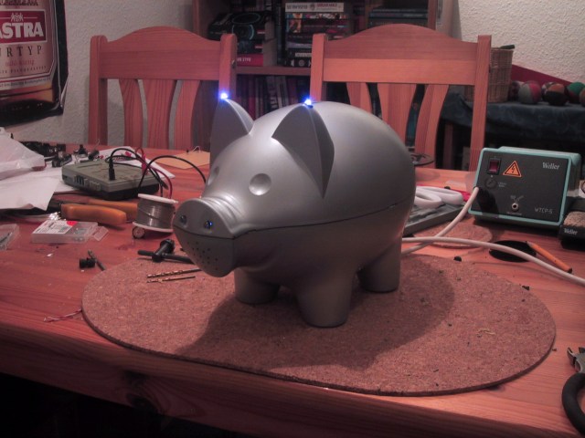 Schwein, mit Elektronik und silber sprühlackiert