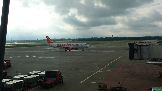 Der easyJet-Vogel kurz vor dem Andocken