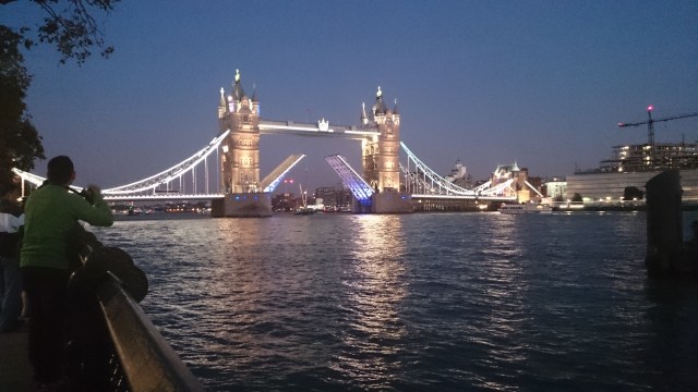 Tower Bridge nachts geöffnet