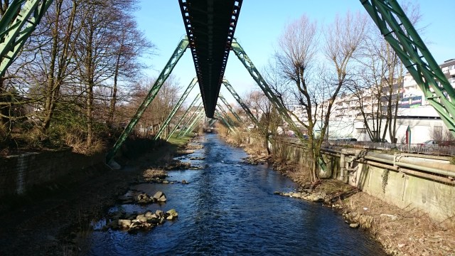 Die Wupper mit Schwebebahn-Trasse