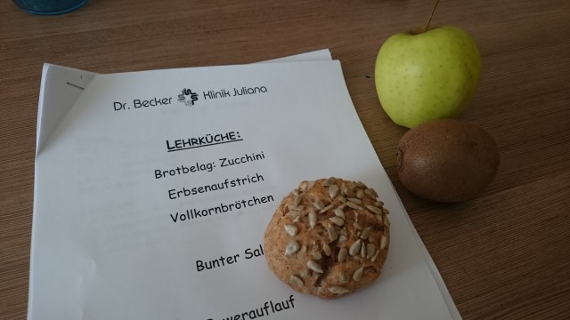 Menü und Vollkornbrötchen