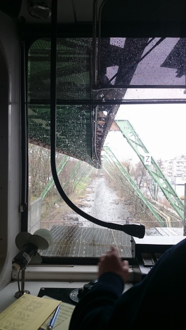 Blick aus dem Schwebebahn-Cockpit