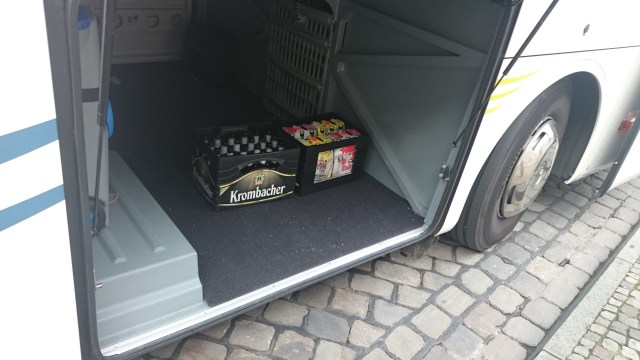 Bierkisten im Bus