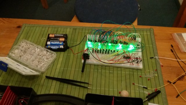 Prototyping: 50 verschiedenfarbige LEDs als Lauflicht auf einem Breadboard.
