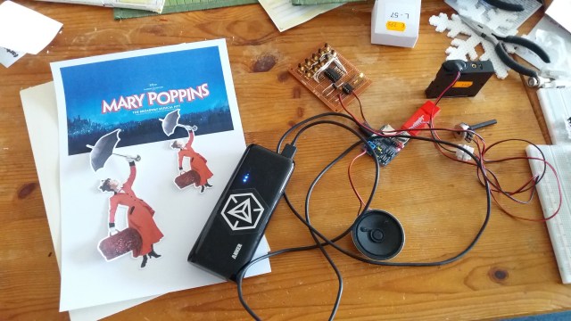 Die kleine Platine mit dem roten USB-Stick ist ein rudimentärer MP3-Player. Der USB-Stick ist das Teuerste daran...