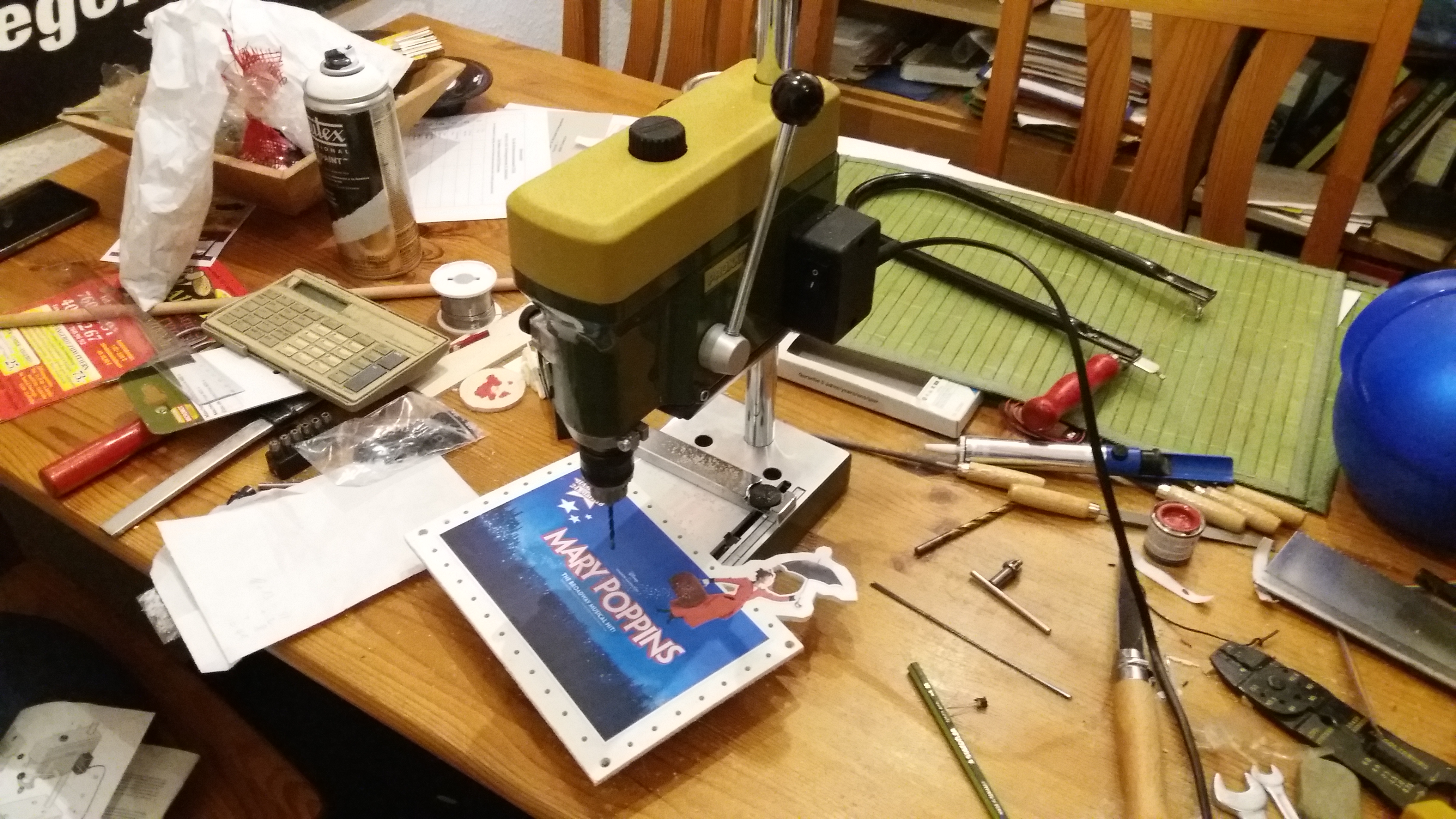 50 Löcher für 50 LEDs - ich habe mir extra eine kleine Tischbohrmaschine dafür gekauft.