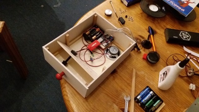 Schublade mit Zwischenwand für MP3-Bedienelemente