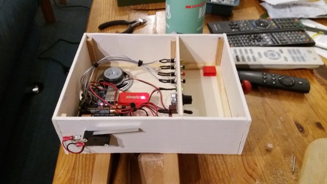 Die Schublade ist fertig... wie sich herausstellte, aber mit einem Konstruktionsfehler, der noch zu berichtigen war...